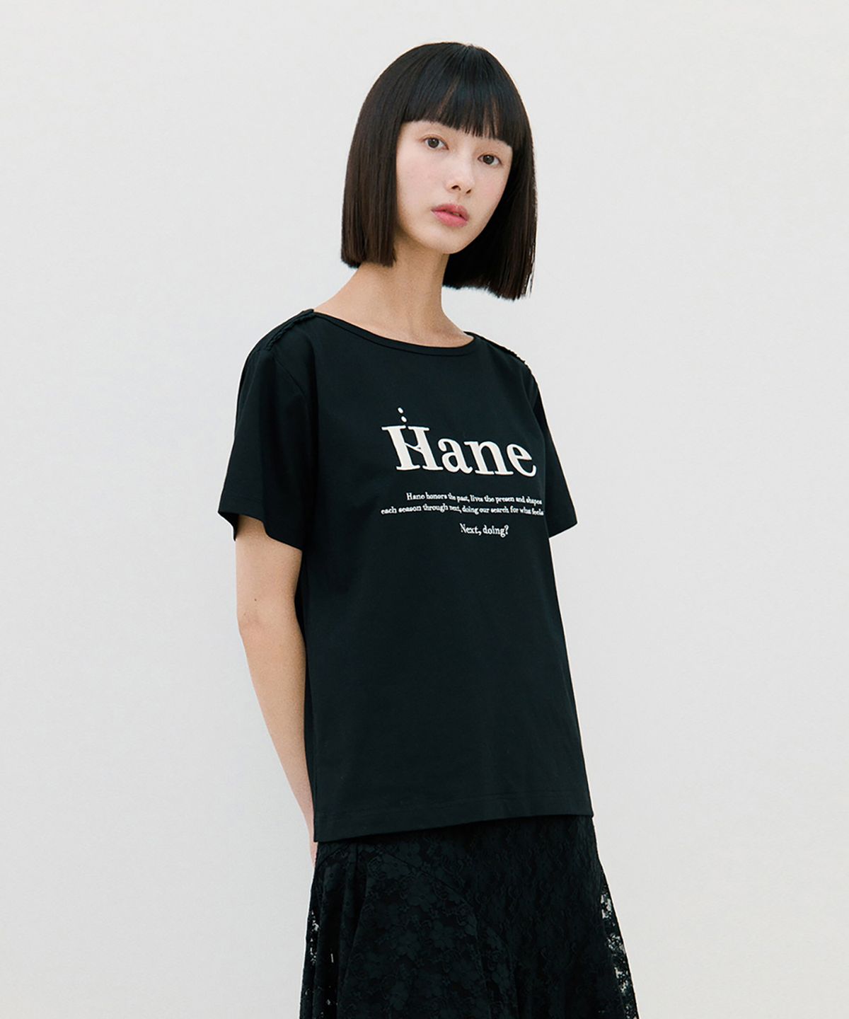 하네(HANE) [THE H] 레이스 보트넥 티셔츠_Black Ink