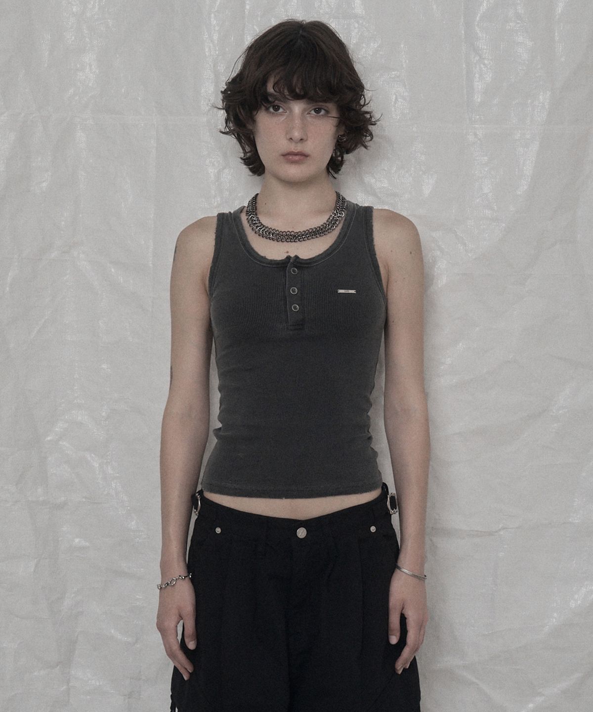 어니브(ANIV) CUT PIGMENT WASHING SLEEVELESS CHARCOAL