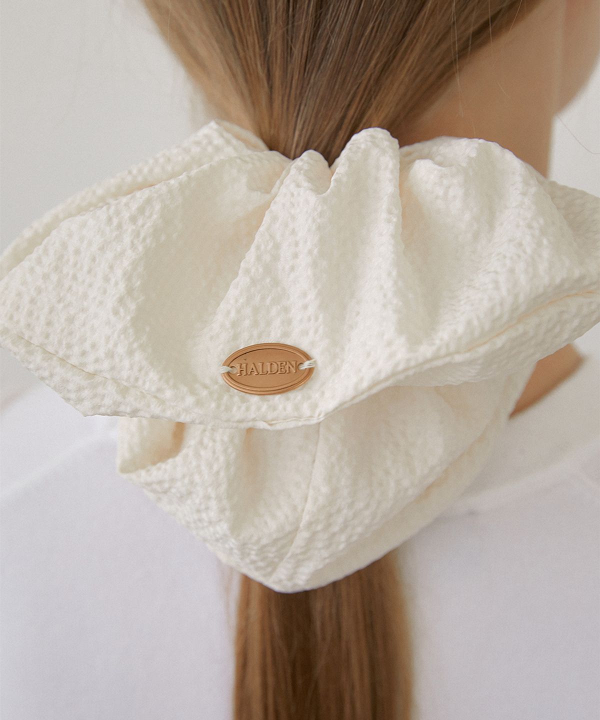 할렌(HALDEN) new logo pendant big seersucker scrunchie (H039_ivory)