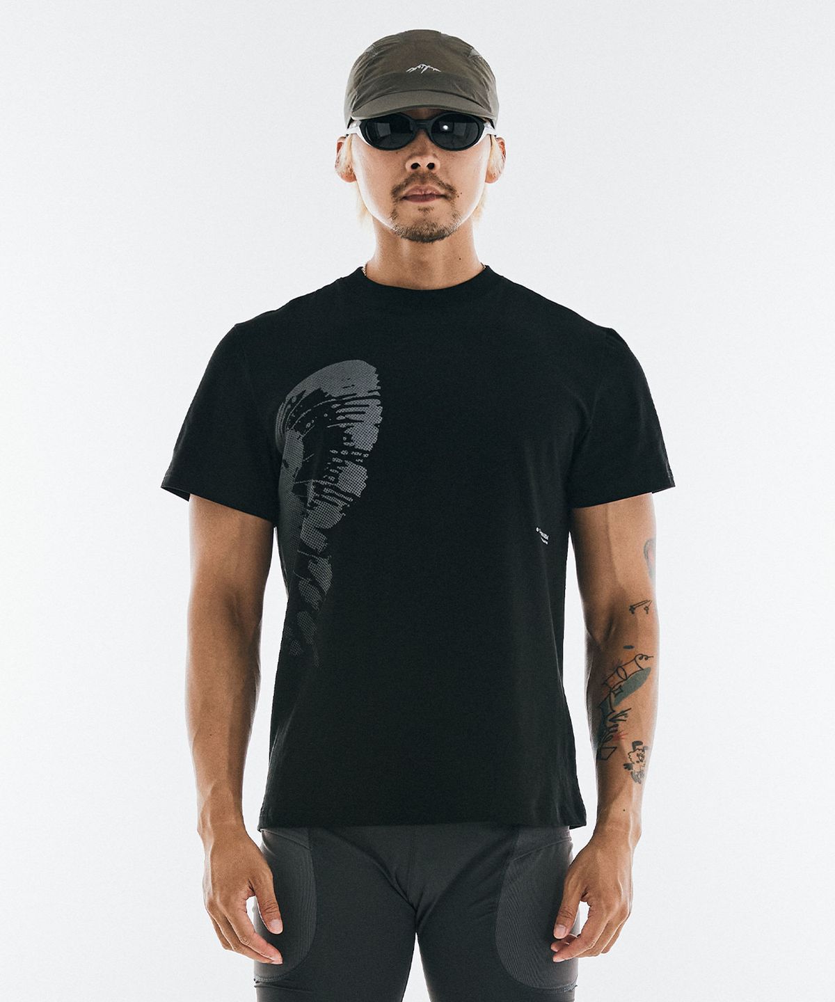 콜드웜(COLDWARM) Dot Graphic T-Shirt (Black)