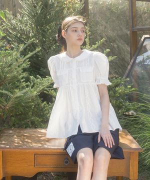 러블리 포켓 플라워 자수 블라우스