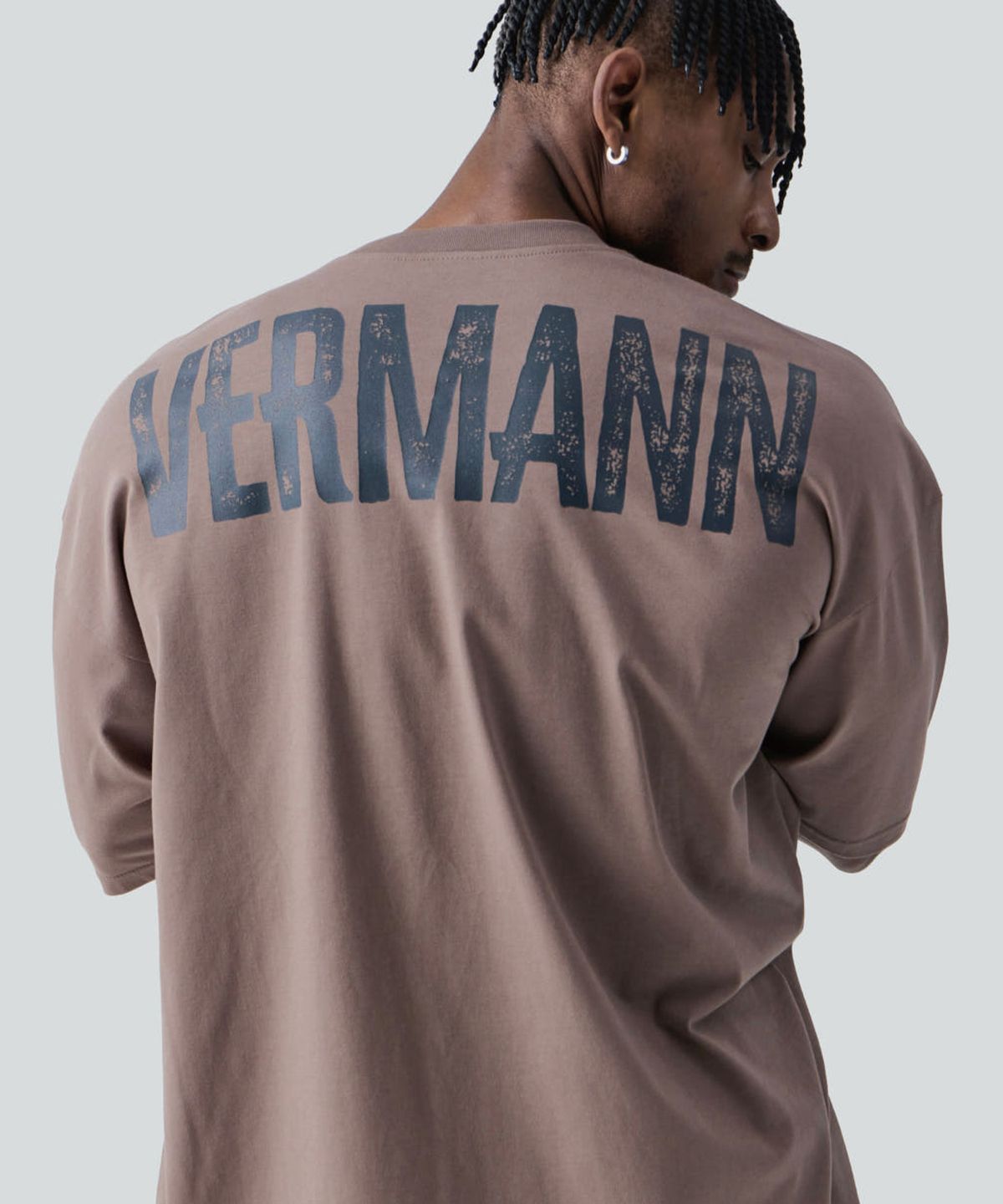 베르만 어패럴(VERMANN APPAREL) 크랙 로고 오버핏 반팔티 브라운