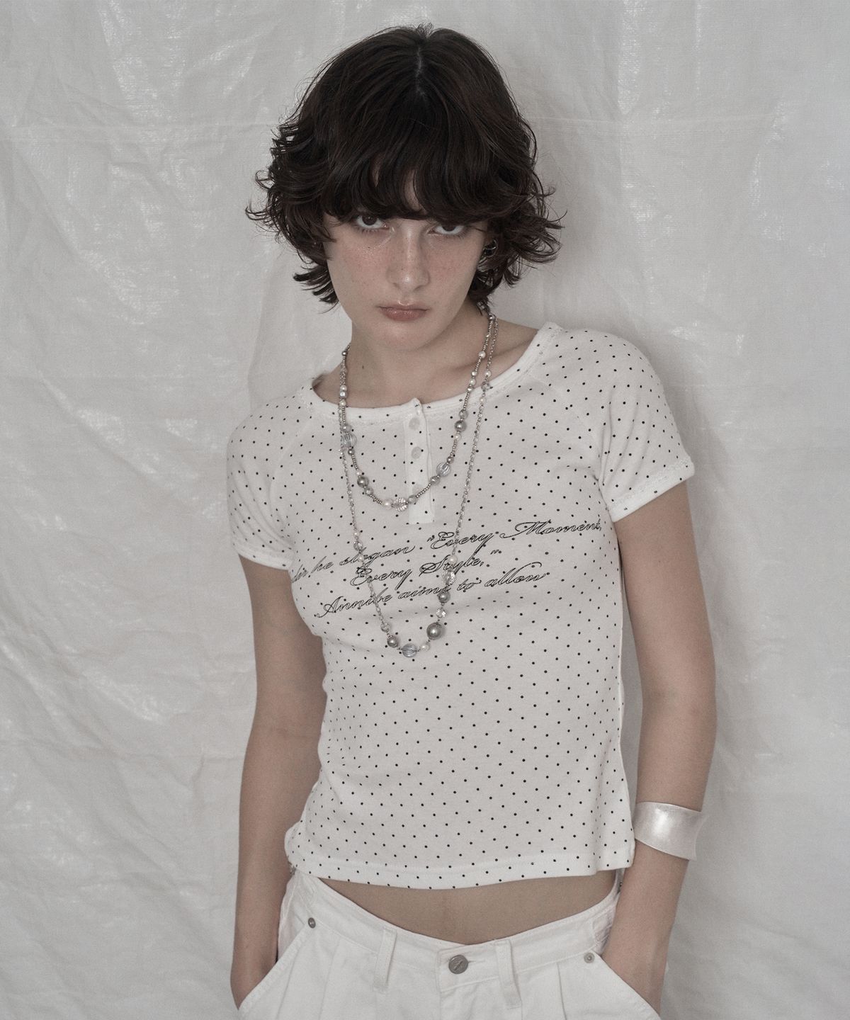 어니브(ANIV) DOT LETTERING HENLEY NECK T-SHIRT WHITE