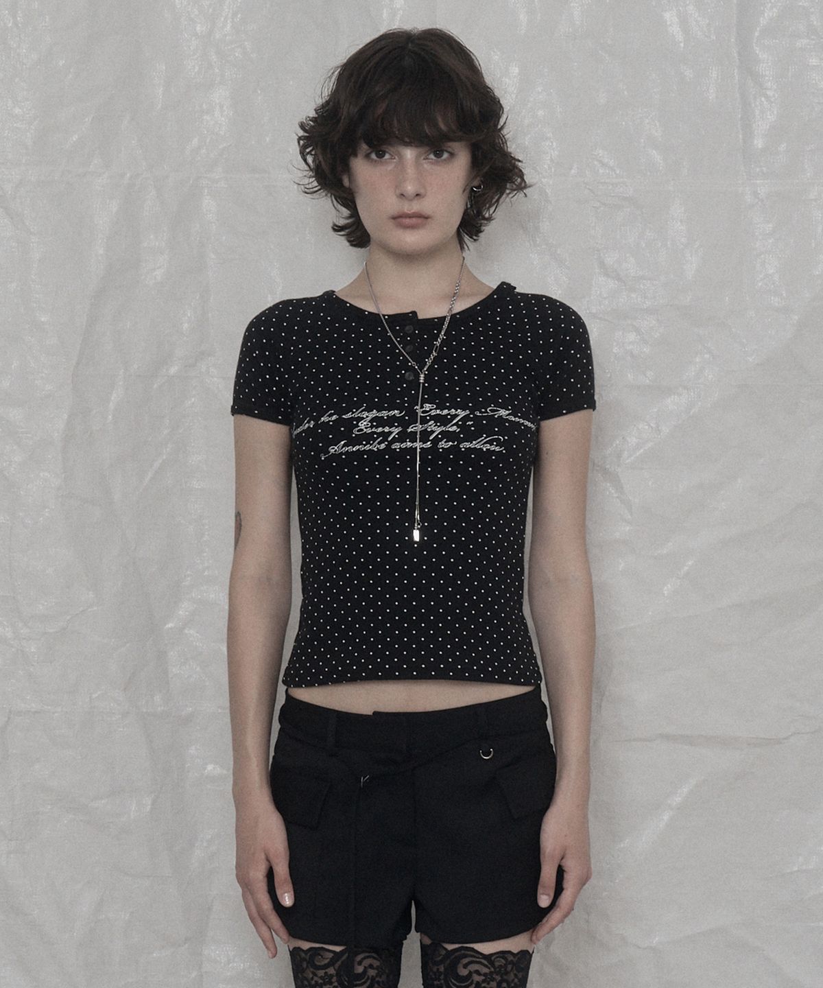 어니브(ANIV) DOT LETTERING HENLEY NECK T-SHIRT BLACK
