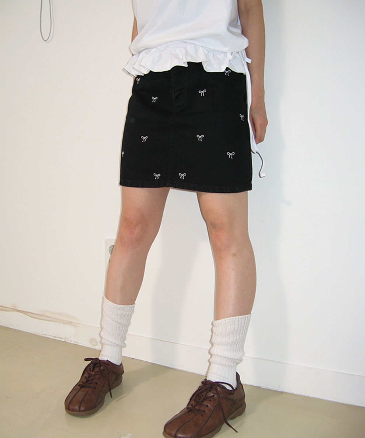 론론(RONRON) RIBBON PATTERN DENIM SHORT SKIRT DEEP BLACK