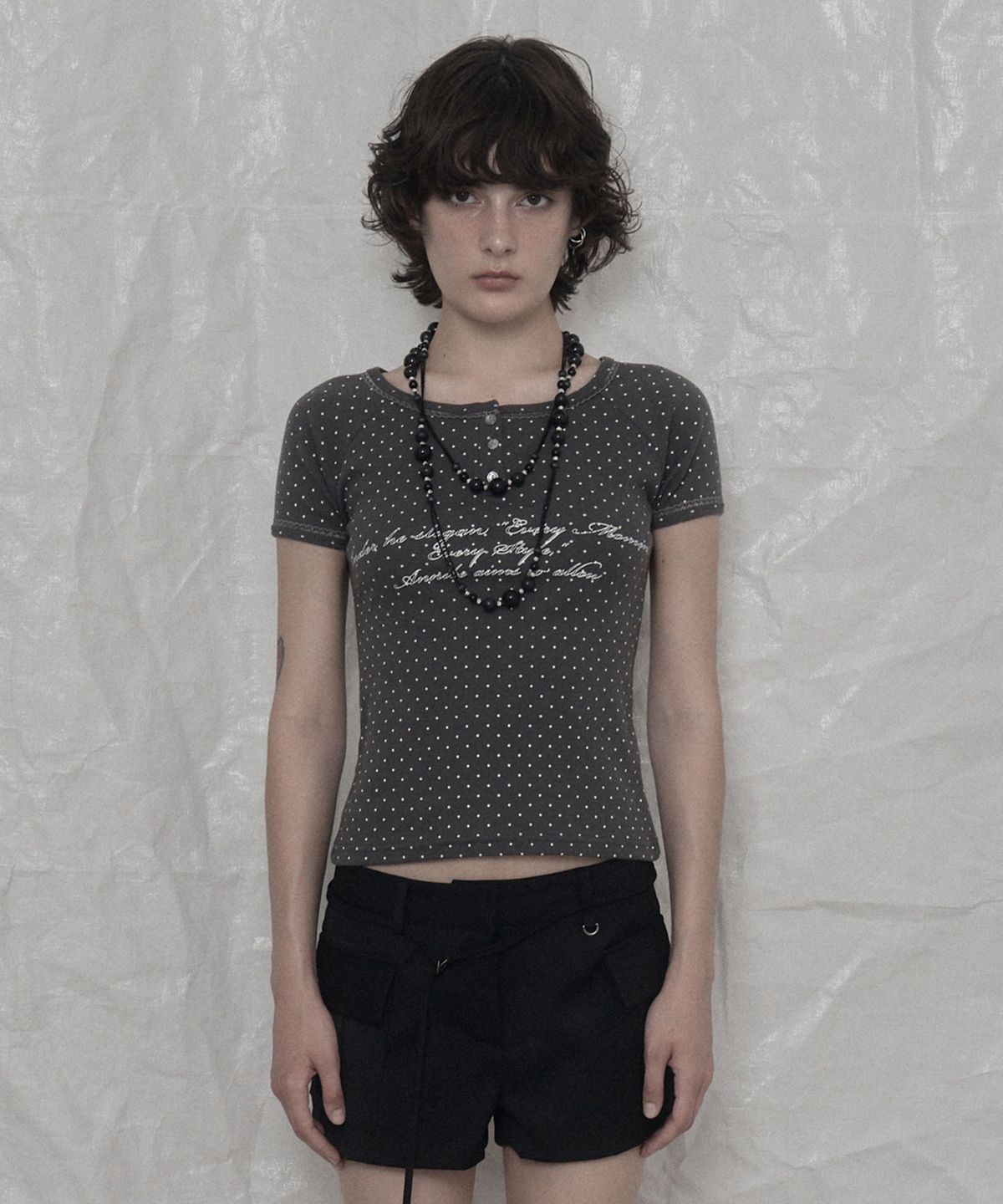 어니브(ANIV) DOT LETTERING HENLEY NECK T-SHIRT CHARCOAL