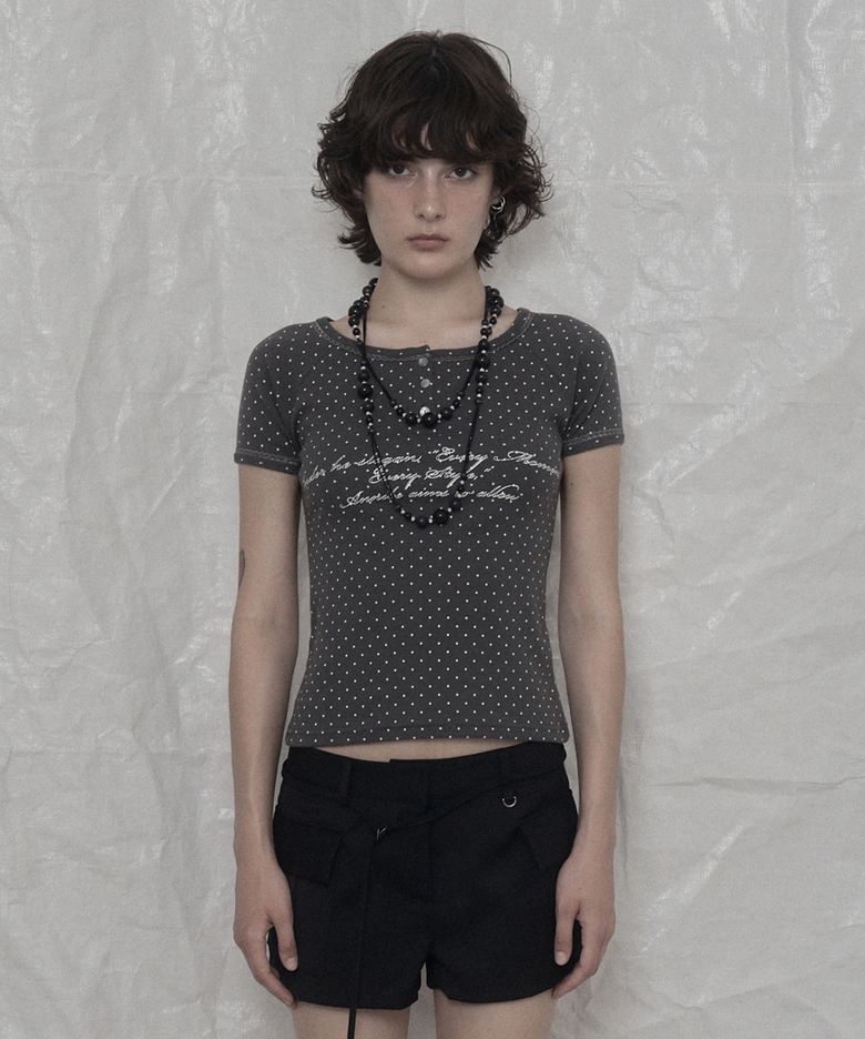 DOT LETTERING HENLEY NECK T-SHIRT CHARCOAL