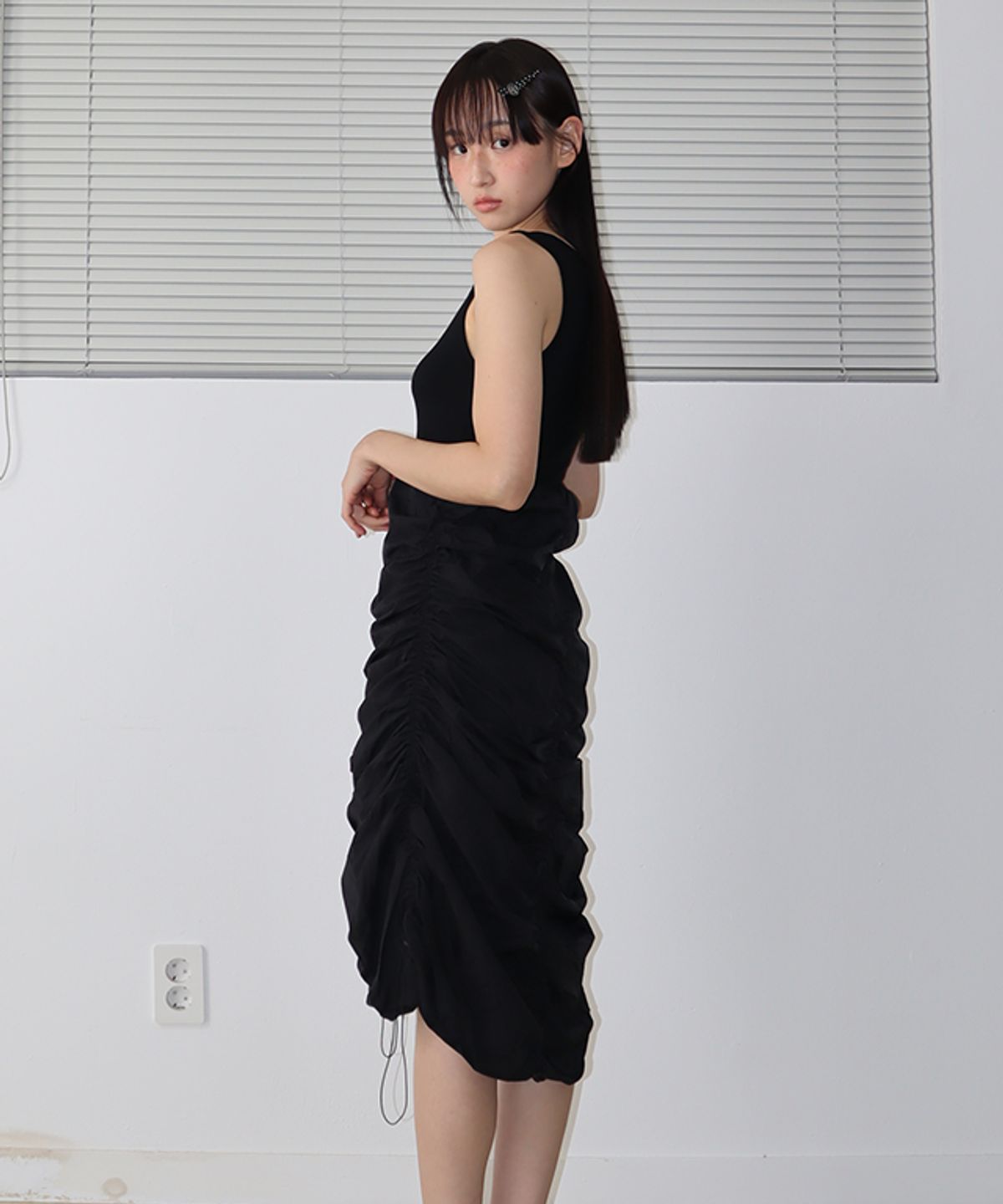 론론(RONRON) SLEEVELESS SHIRRING DRESS BLACK