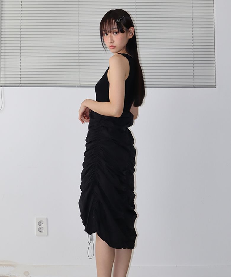 SLEEVELESS SHIRRING DRESS BLACK