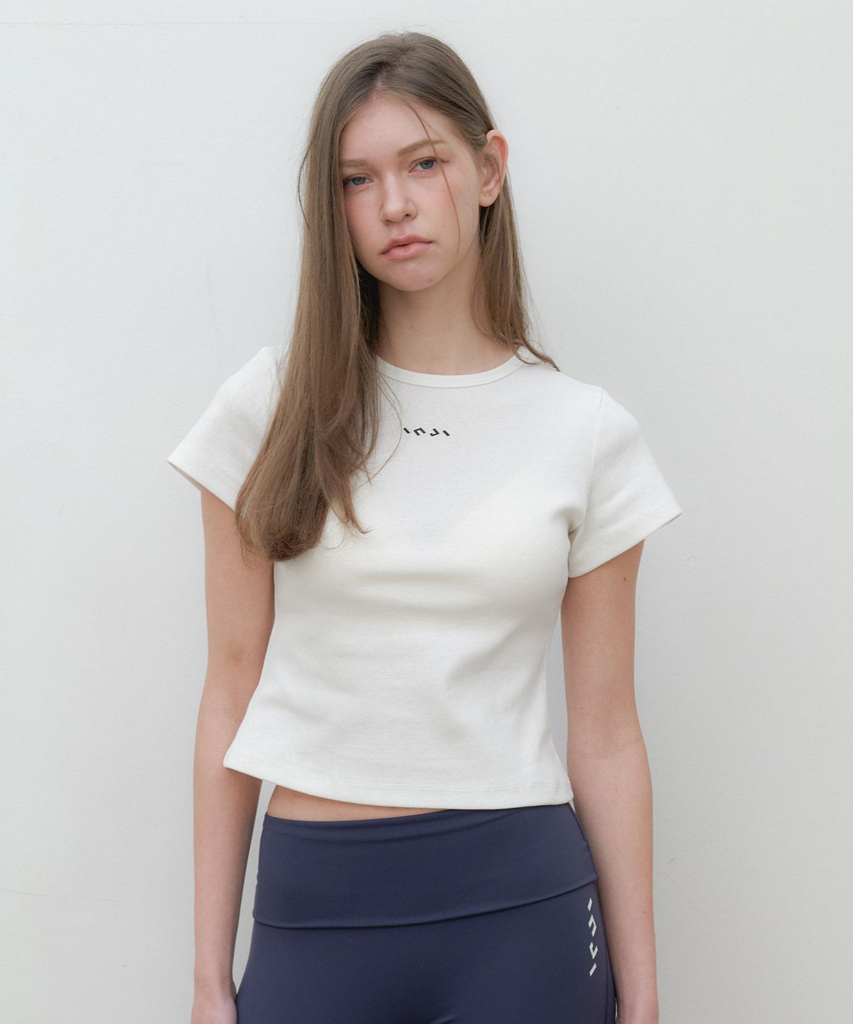 인지액티브(INJIACTIVE) Slim fit logo crop tee 화이트