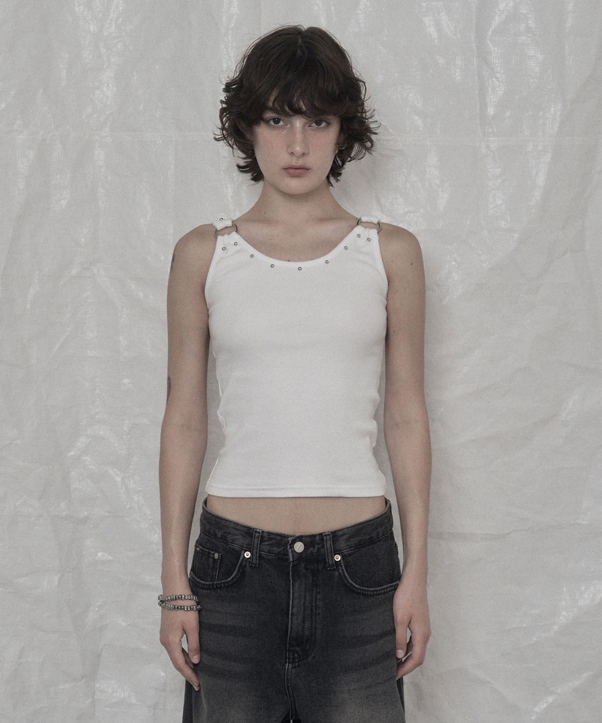어니브(ANIV) O-RING RIVET SLEEVELESS WHITE