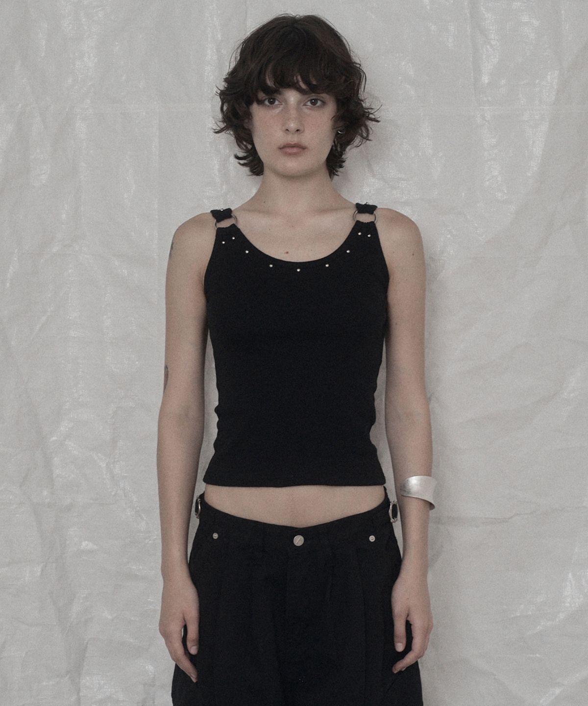 어니브(ANIV) O-RING RIVET SLEEVELESS BLACK
