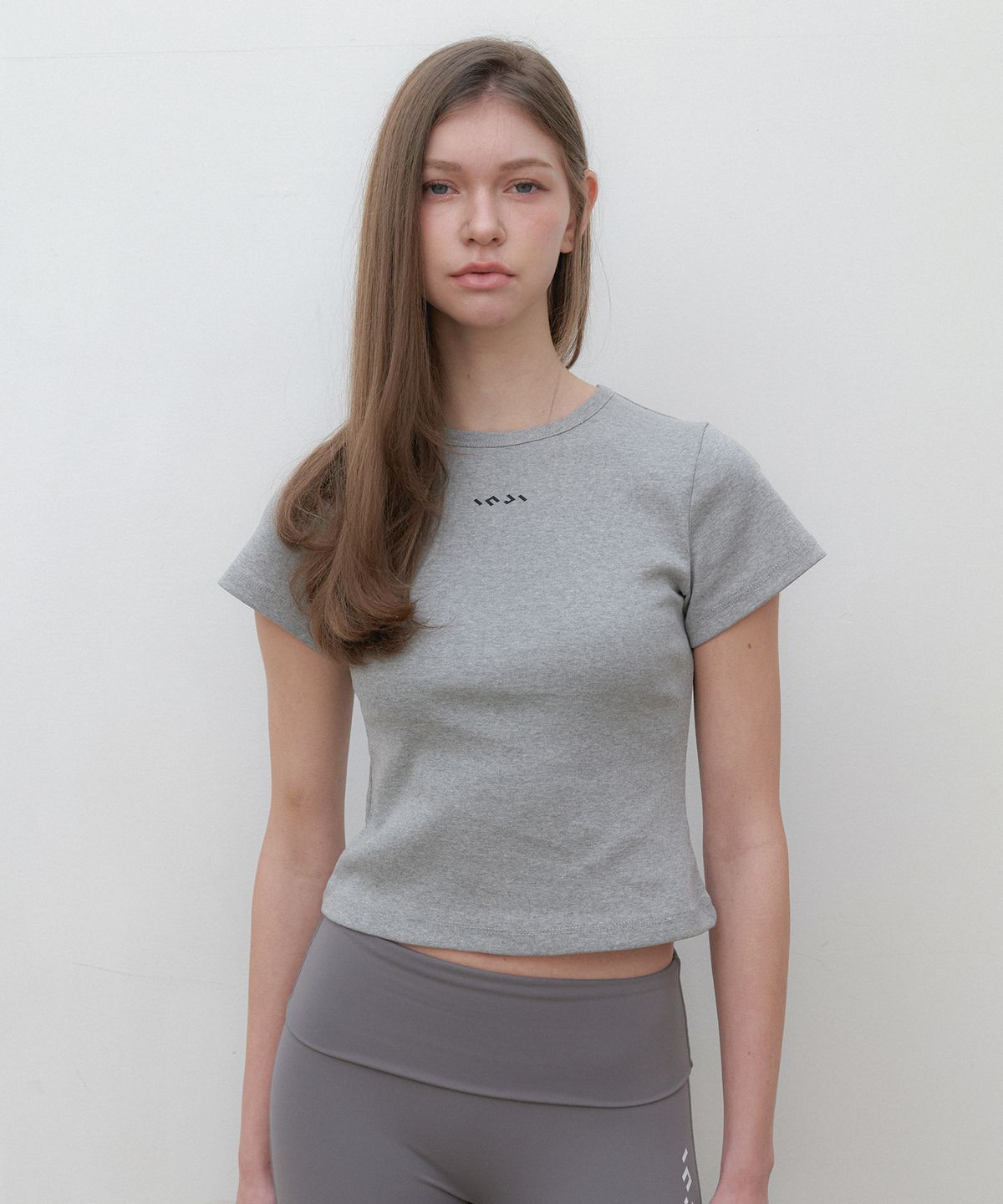 인지액티브(INJIACTIVE) Slim fit logo crop tee 그레이