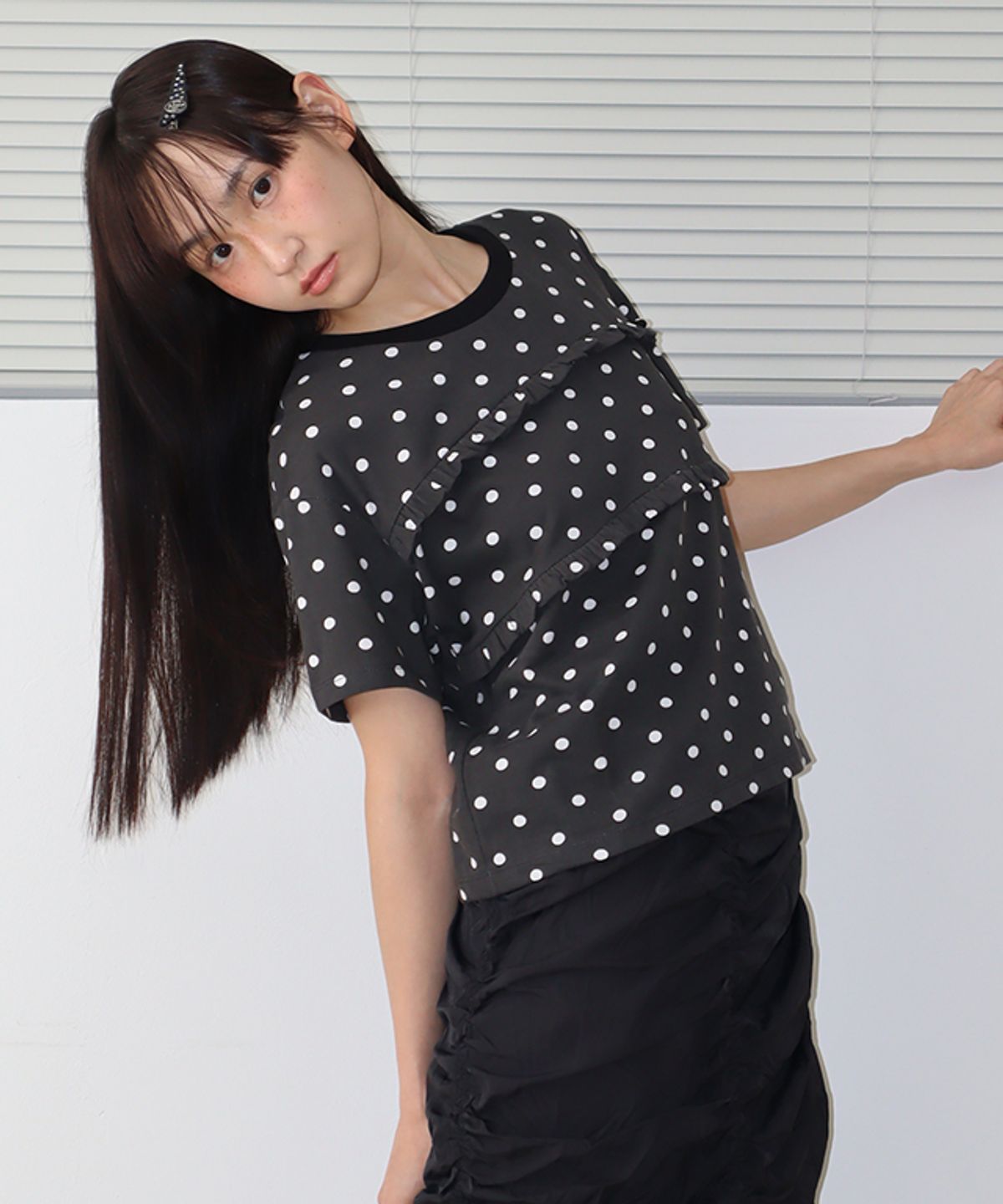 론론(RONRON) PENDANT LINE FRILL BASIC FIT T SHIRT CHARCOAL DOT