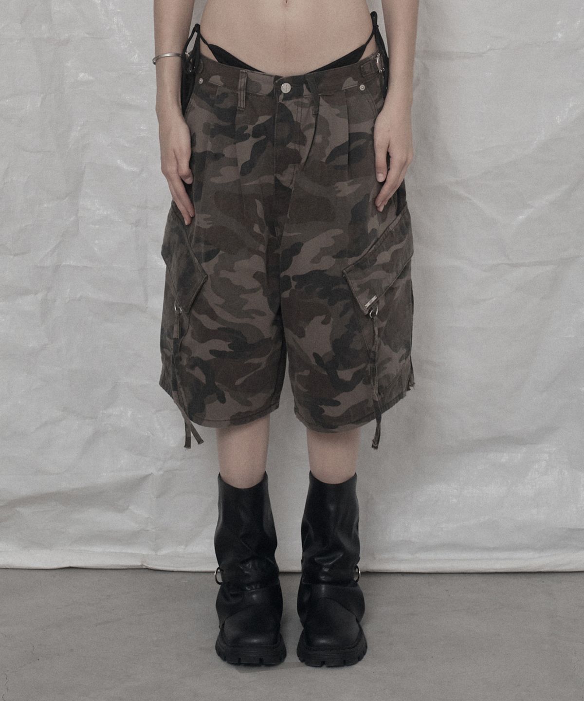 어니브(ANIV) CARGO WIDE BERMUDA PANTS CAMO