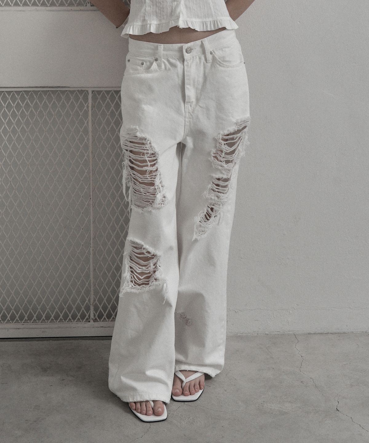 어니브(ANIV) SCRATCH DAMAGE WIDE DENIM PANTS WHITE