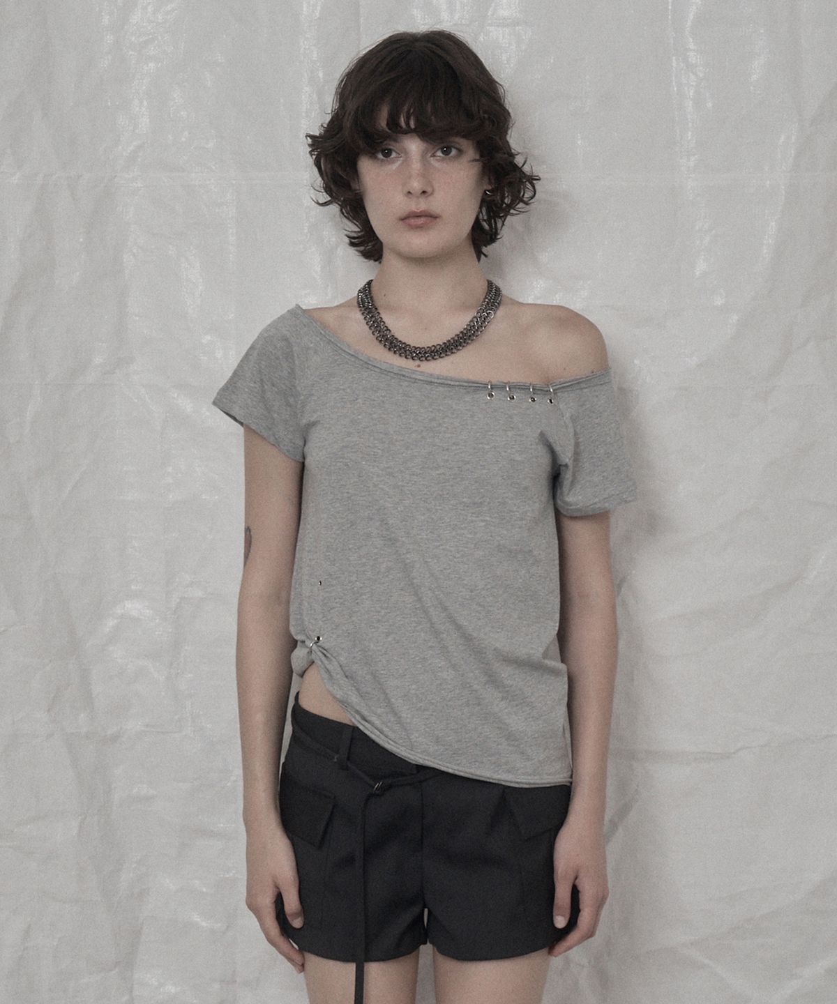 어니브(ANIV) UNBALANCE PIERCING EYELET T-SHIRT GRAY