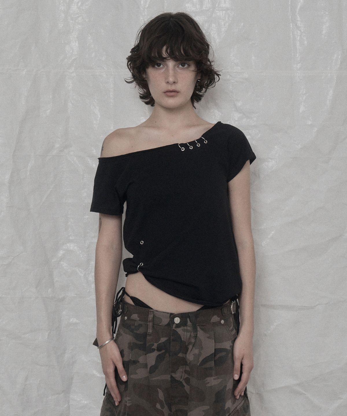 어니브(ANIV) UNBALANCE PIERCING EYELET T-SHIRT BLACK
