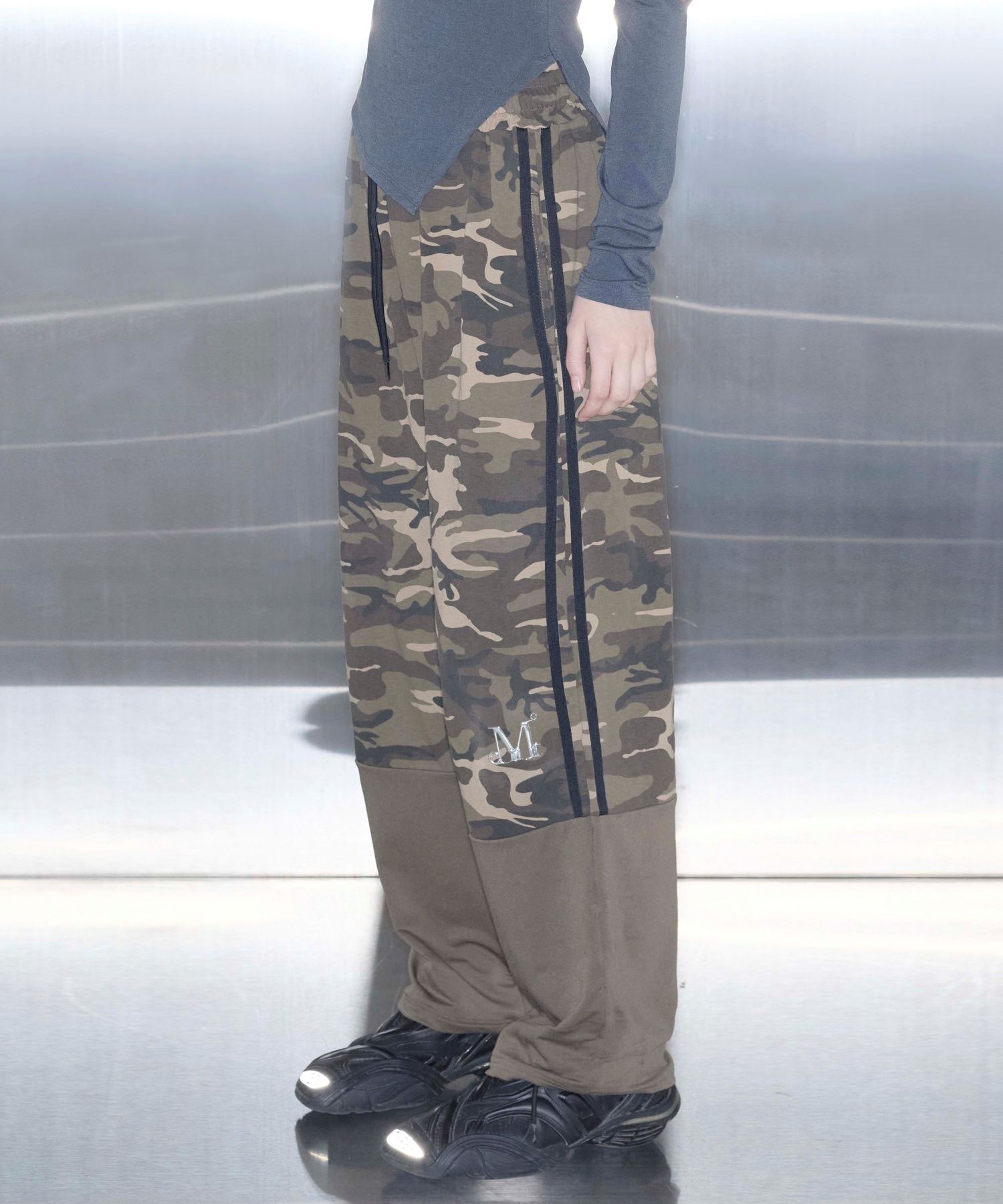 【MUCENT】 MOVE L LOGO CAMO WIDE BANDING PANTS / 追跡付 MUSINSA | MUCENT MOV SETUP METAL LOGO CAMO TAPE WIDE BANDING