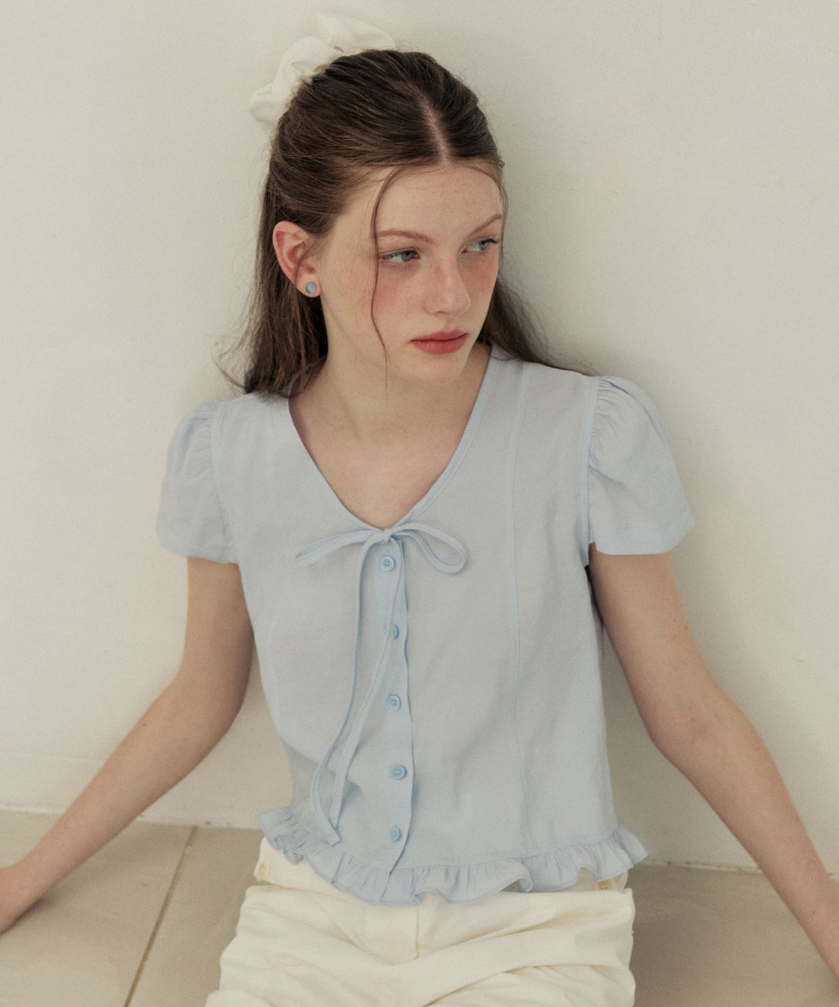 어다울(ADAUL) Puff button ribbon half sleeve blouse - sora