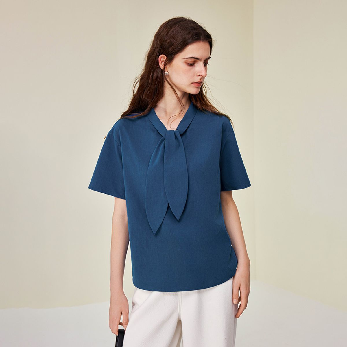 와이와이아이엠(YYIAM) YY_Rabbit collar short blue blouse