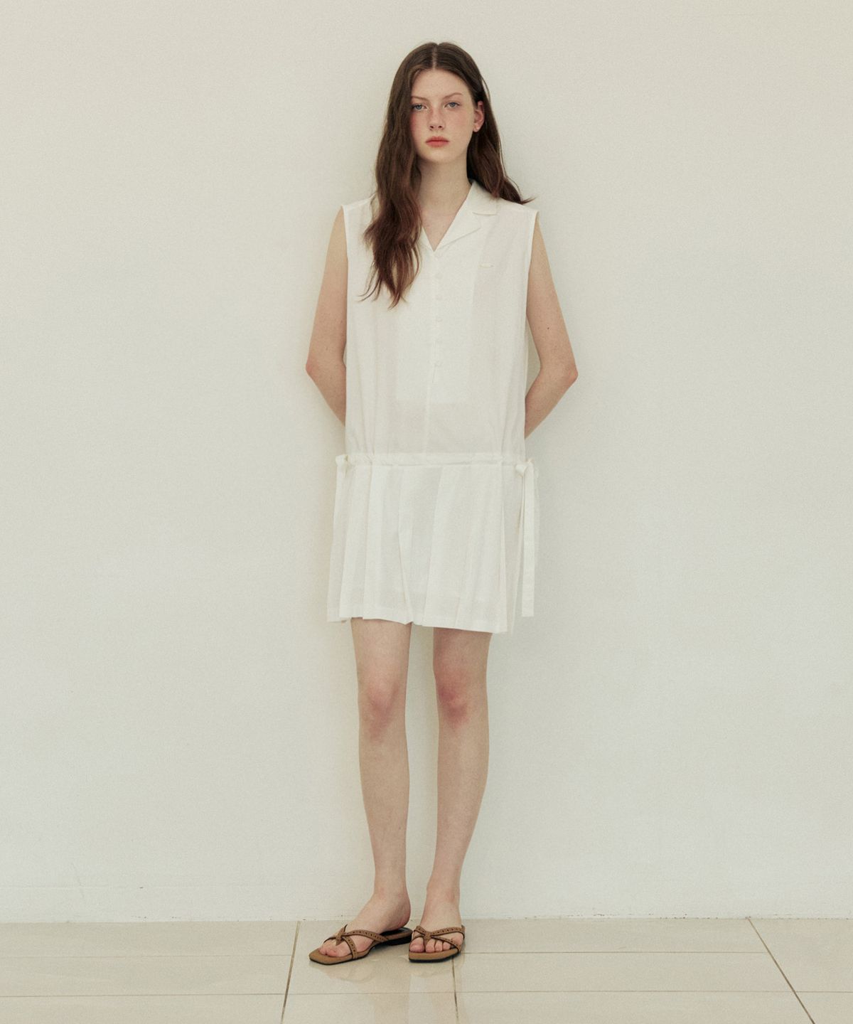 어다울(ADAUL) Sleeveless button pleats mini dress - white