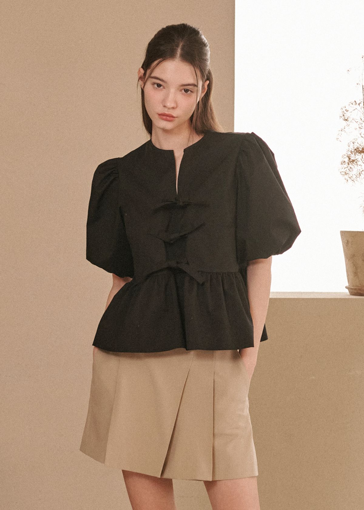 히비스커스블룸(HIBISCUS BLOOM) 줄리 퍼프 블라우스 [Black]