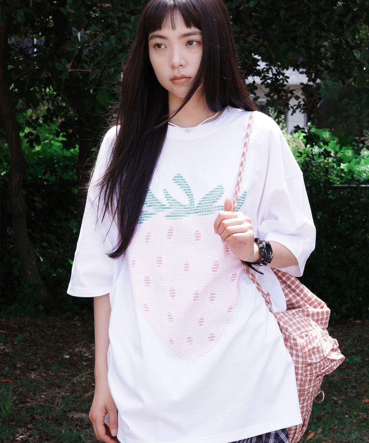 원더비지터(WONDERVISITOR) Ascii Strawberry Overfit T-shirt [White]