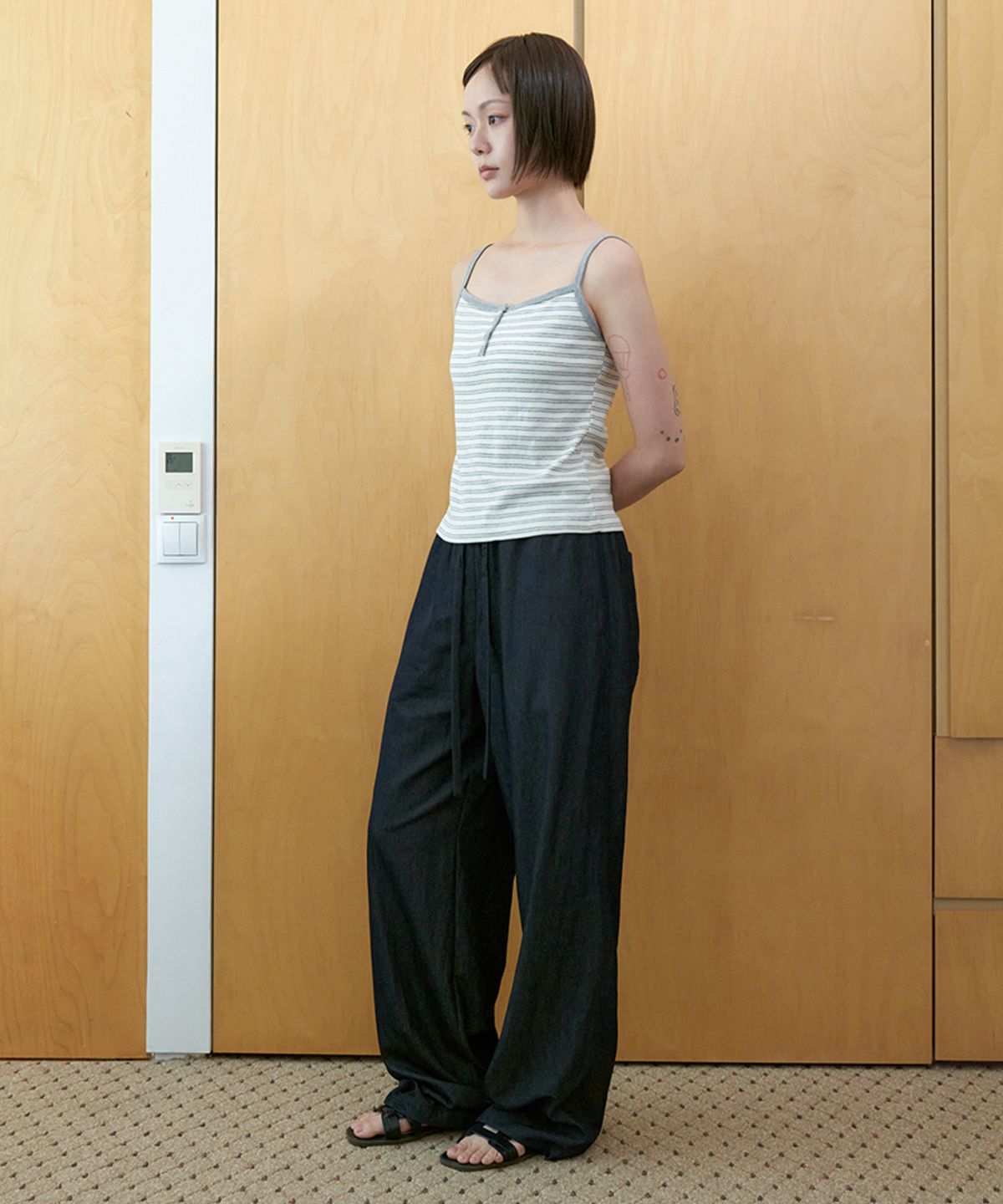 스텝어라운드(STEP AROUND) Airy nylon wide pants_BLACK DENIM