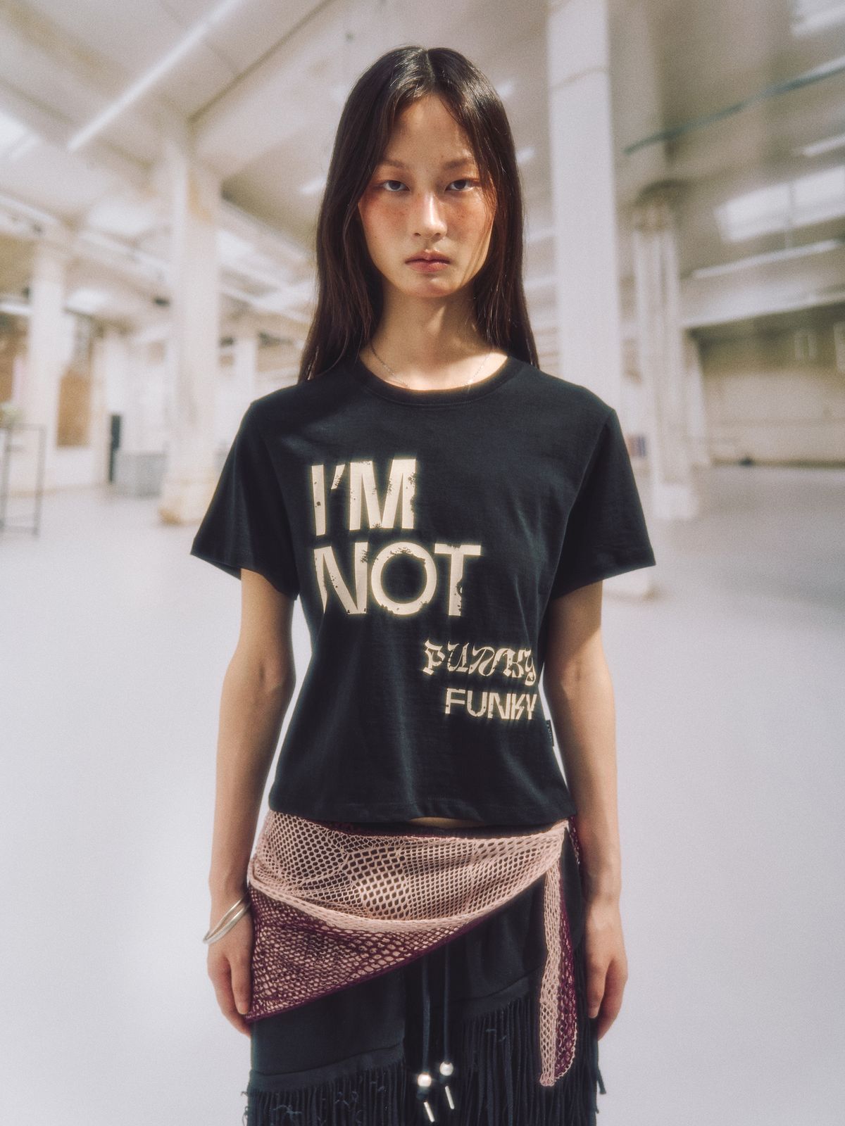 솜속(SOMSOC) PUNKY SLOGAN CROP TOP_BLACK