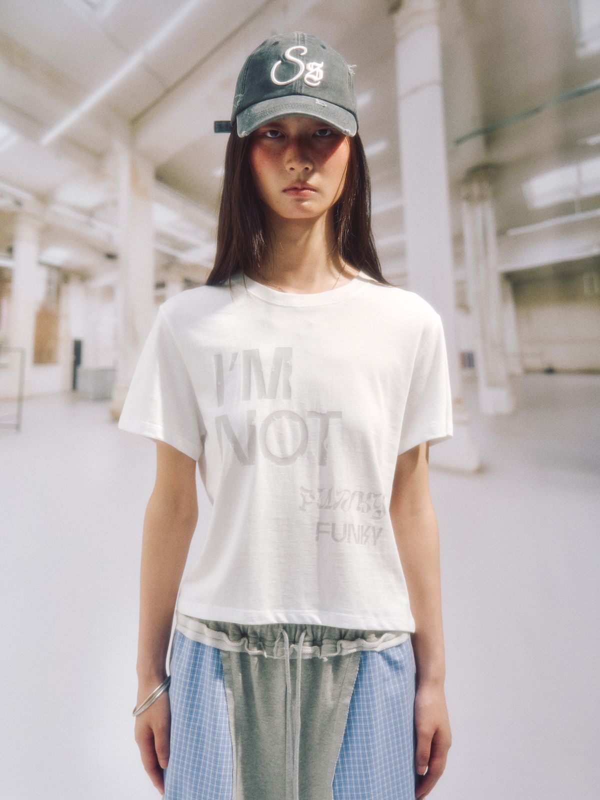 솜속(SOMSOC) PUNKY SLOGAN CROP TOP_WHITE