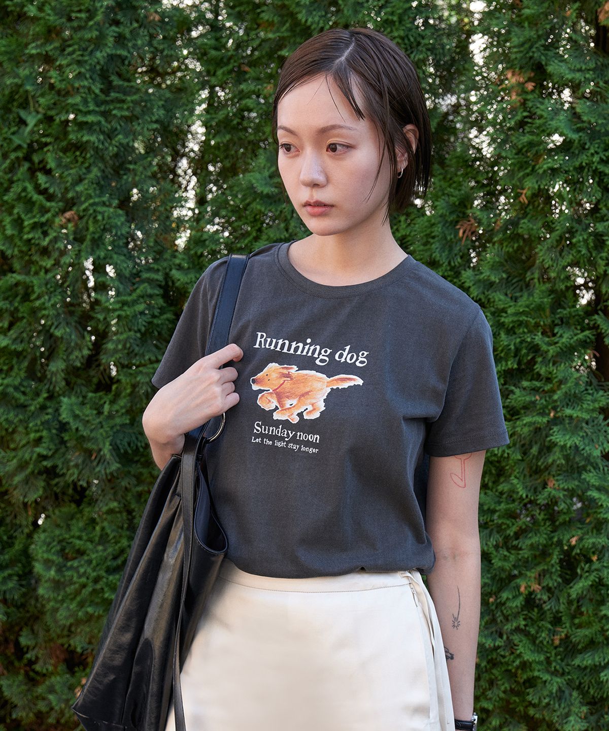 스텝어라운드(STEP AROUND) Running dog print T-shirts_CHARCOAL