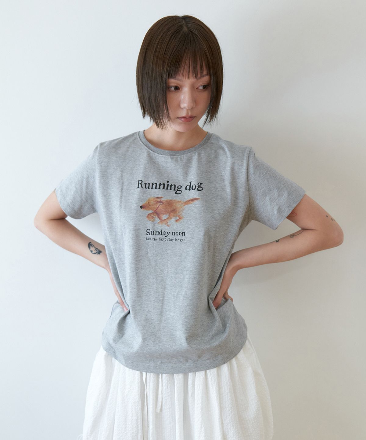 스텝어라운드(STEP AROUND) Running dog print T-shirts_GREY