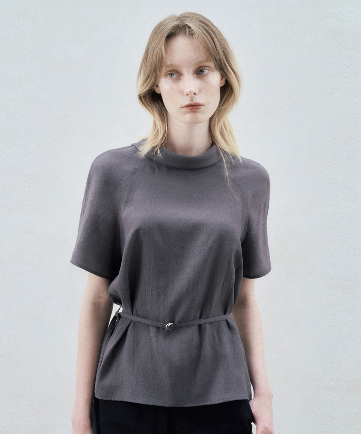 리이(RE RHEE) FRONT-BACK REVERSIBLE TIE BLOUSE CHARCOAL