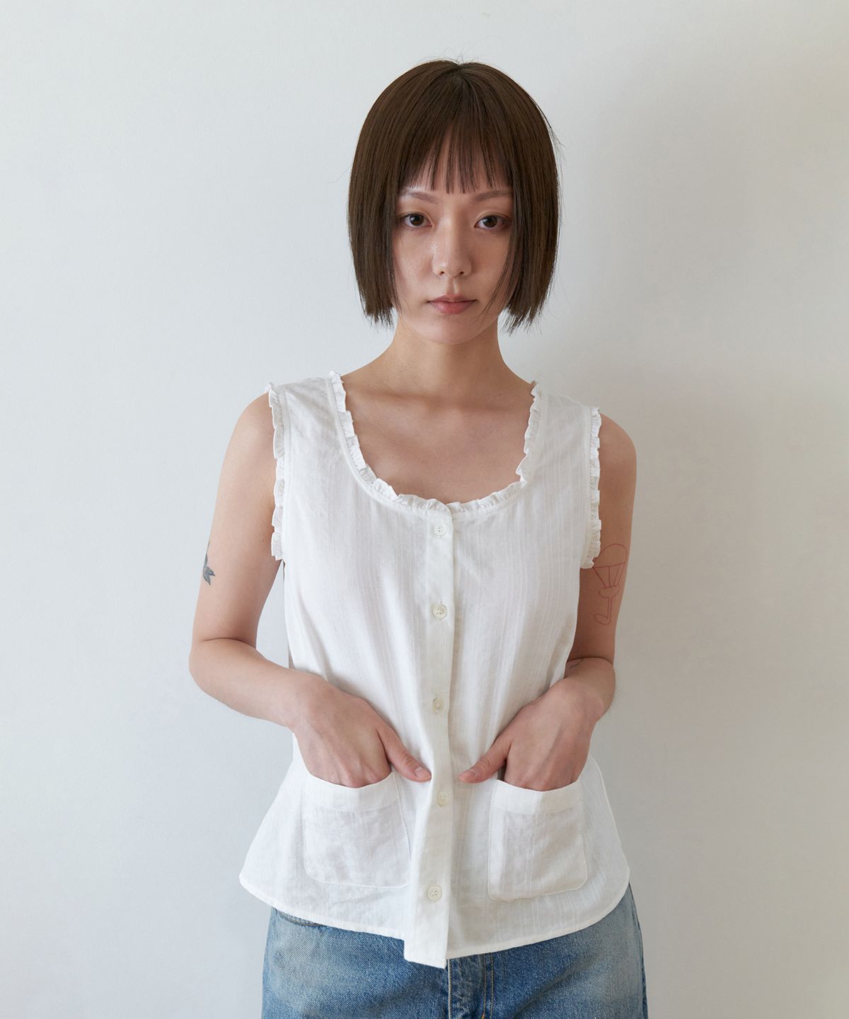 스텝어라운드(STEP AROUND) Ruffle pocket crop blouse_WHITE