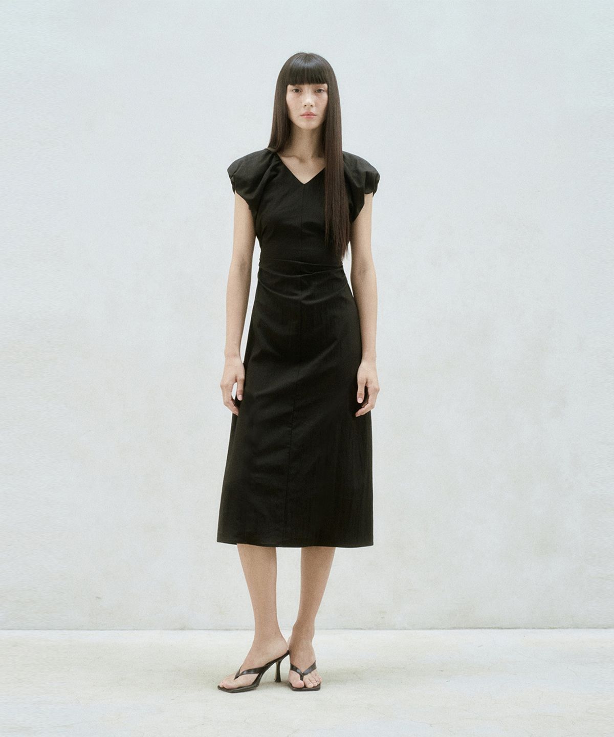 리이(RE RHEE) SLIT BACK PUFF SLEEVE MIDI DRESS