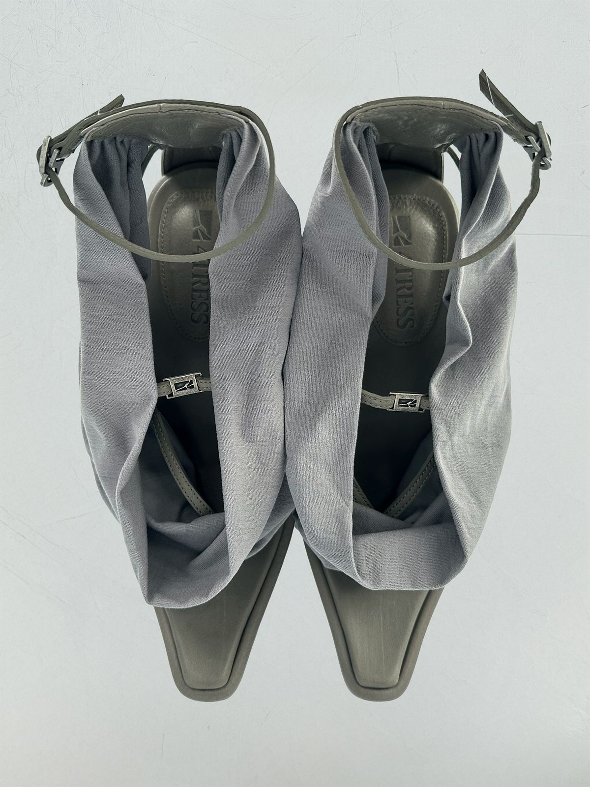 포트리스(4TRESS) DRAPED LEATHER WEDGE SANDALS 02 BEIGE GRAY