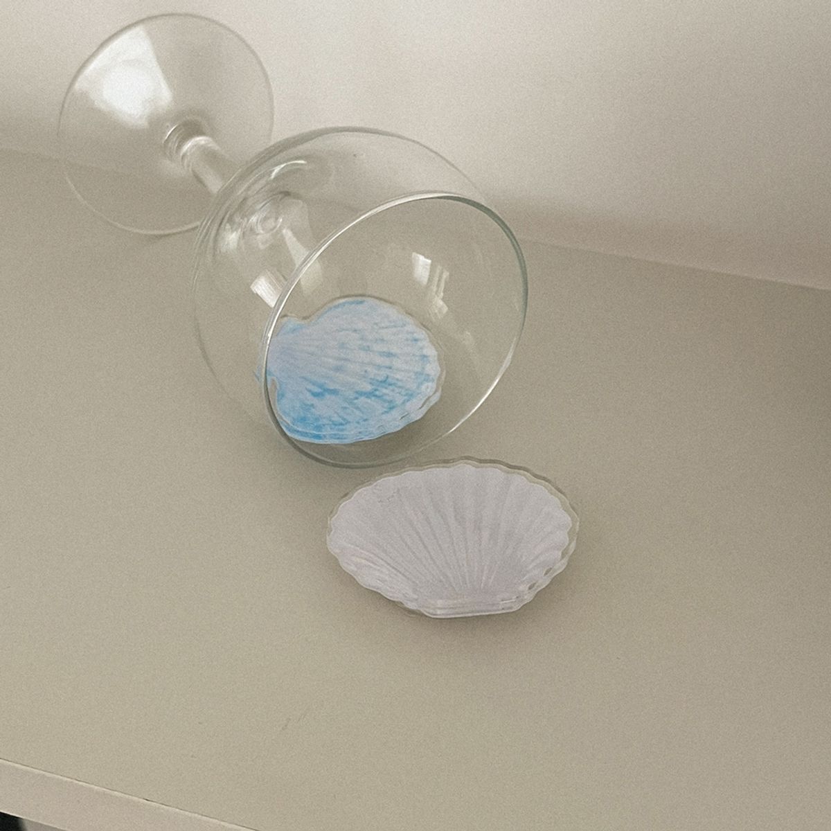 메이드모먼(MADEMOMENT) white shell 디자인 [아크릴스마트톡]
