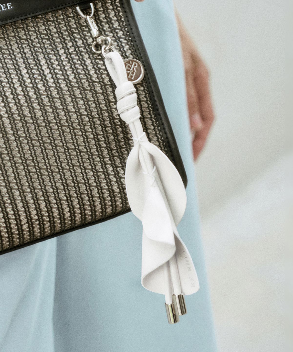 리이(RE RHEE) LEATHER FLORAL PETAL CHARM