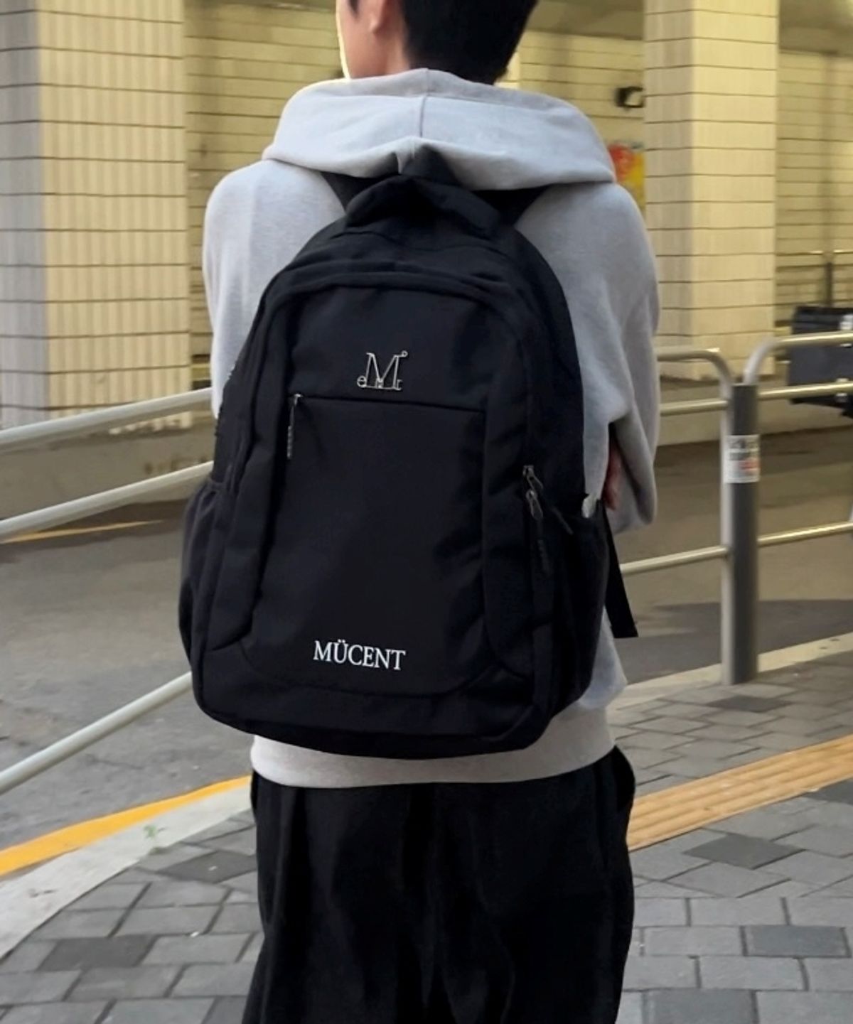 무센트(MUCENT) 마이키 메탈 로고 백팩 남녀공용