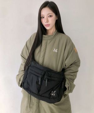 아리마 메탈 로고 프론트 2포켓 크로스백 남녀공용