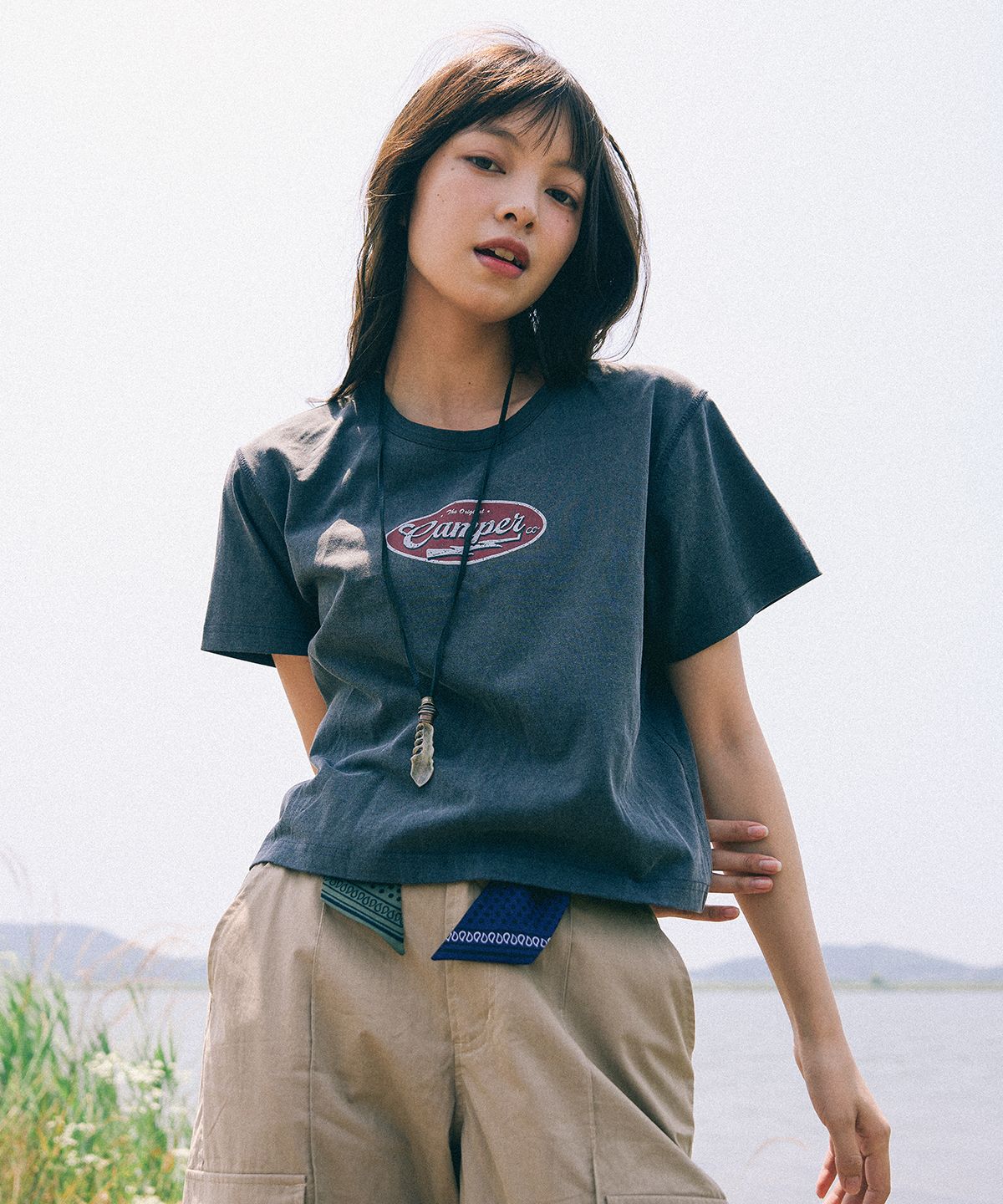 페이크캠퍼(FAKE CAMPER) 우먼스 크랙 써클 로고 크롭  반팔 티셔츠 [CHACOAL]