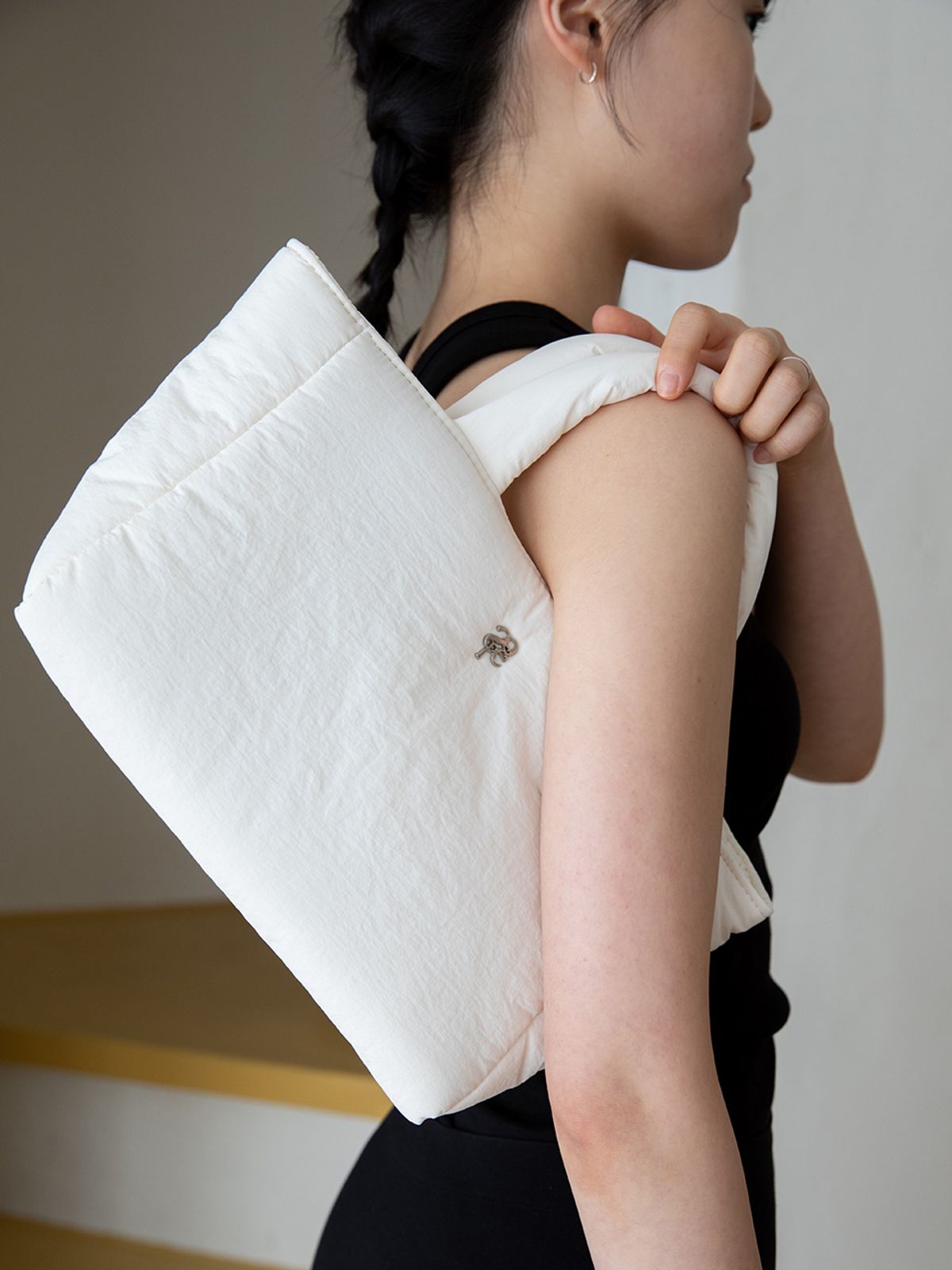 샤이티모시(SHYTIMOTHEE) soft padded bag_white