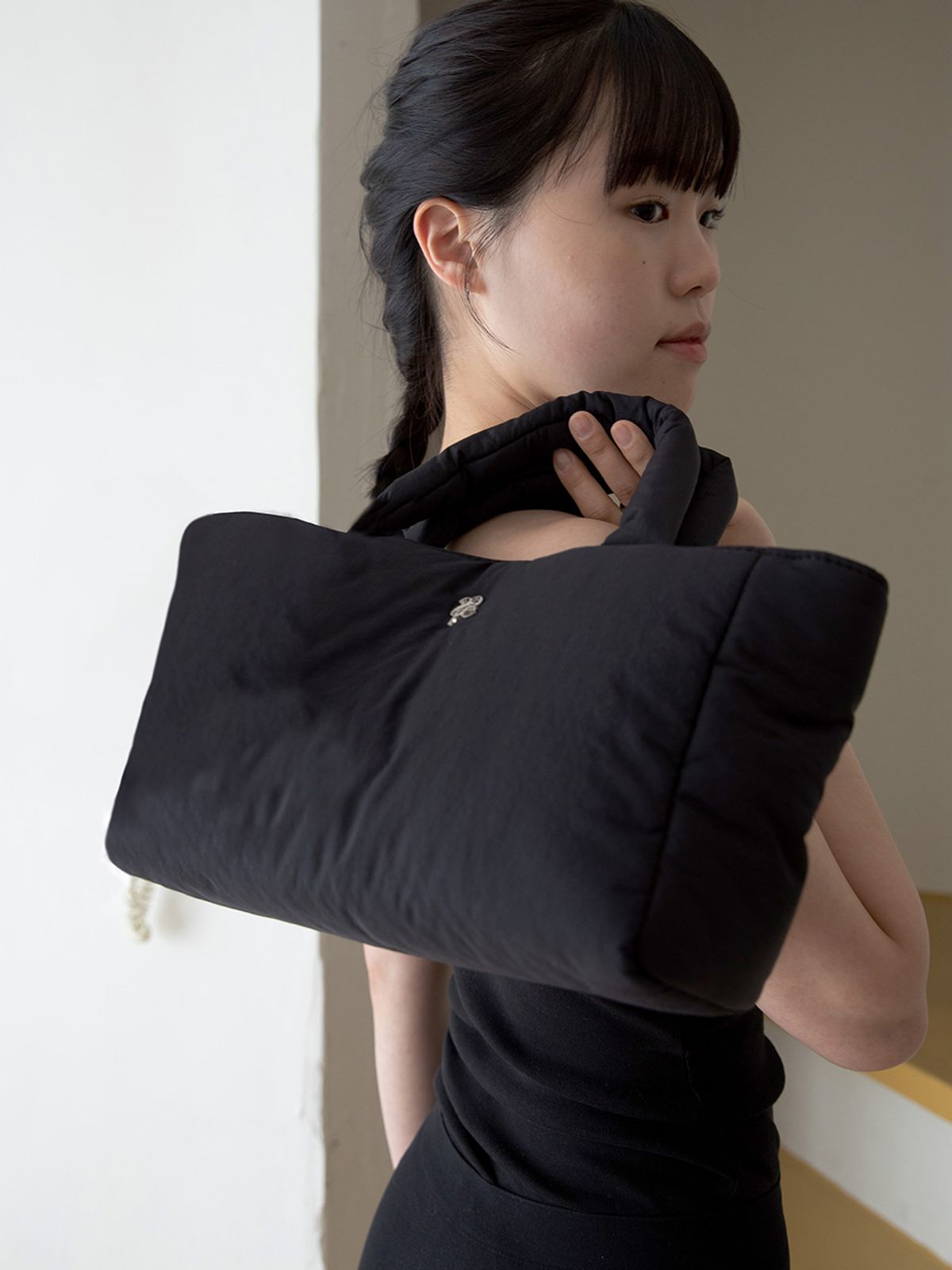 샤이티모시(SHYTIMOTHEE) soft padded bag_black