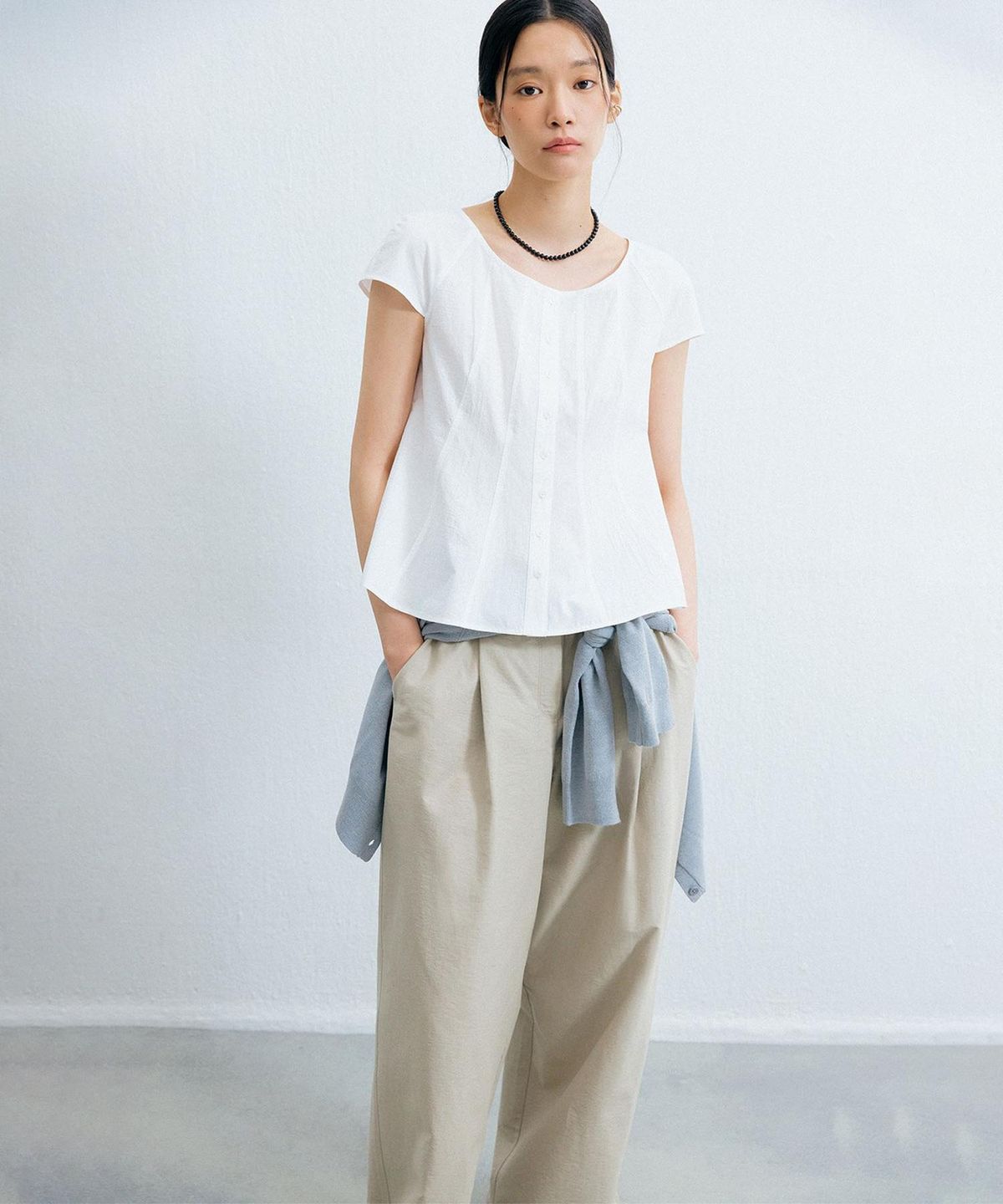 미쏘(MIXXO) 라운드넥 절개 블라우스_MIWBWF719G