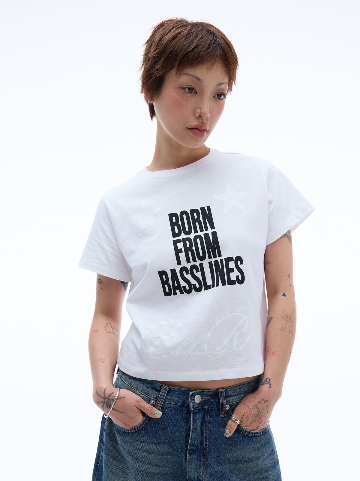 이이이알알알(EEERRR) Born From Basslines Grossy Printing semi-crop T-shirt (White)