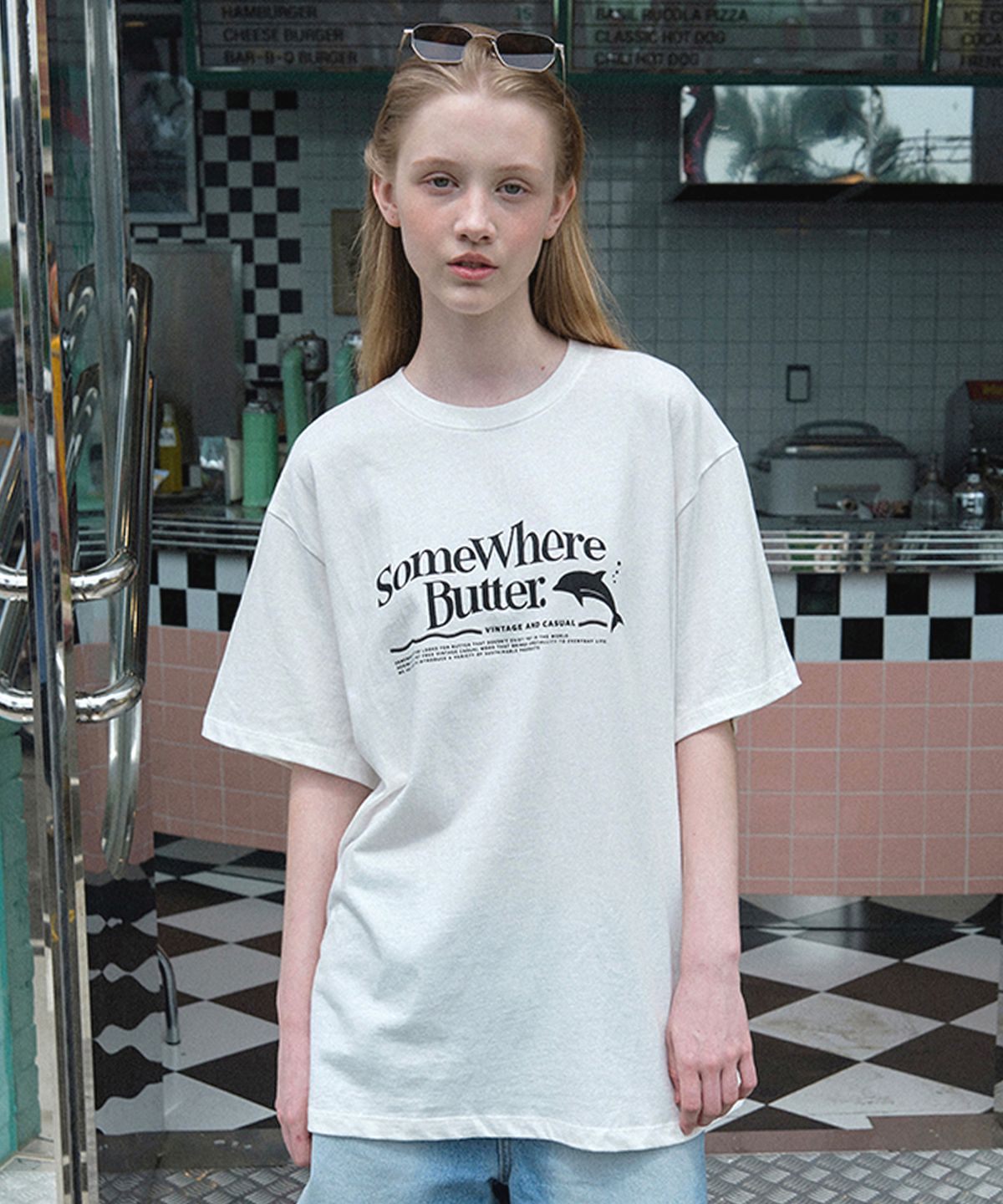 썸웨어버터(SOMEWHEREBUTTER) Dolphin Wave Logo Over-Fit Top - Ivory