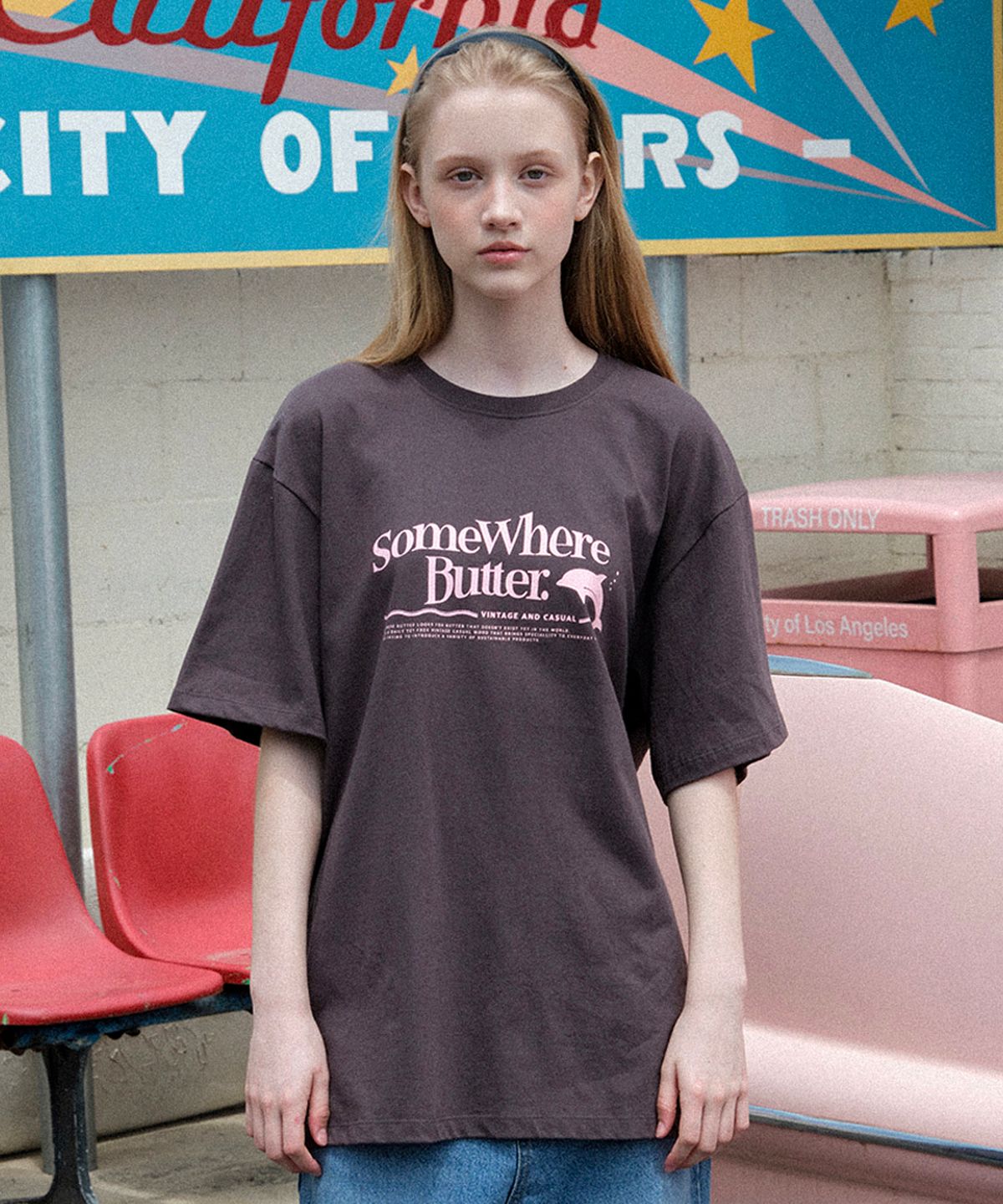 썸웨어버터(SOMEWHEREBUTTER) Dolphin Wave Logo Over-Fit Top - Charcoal