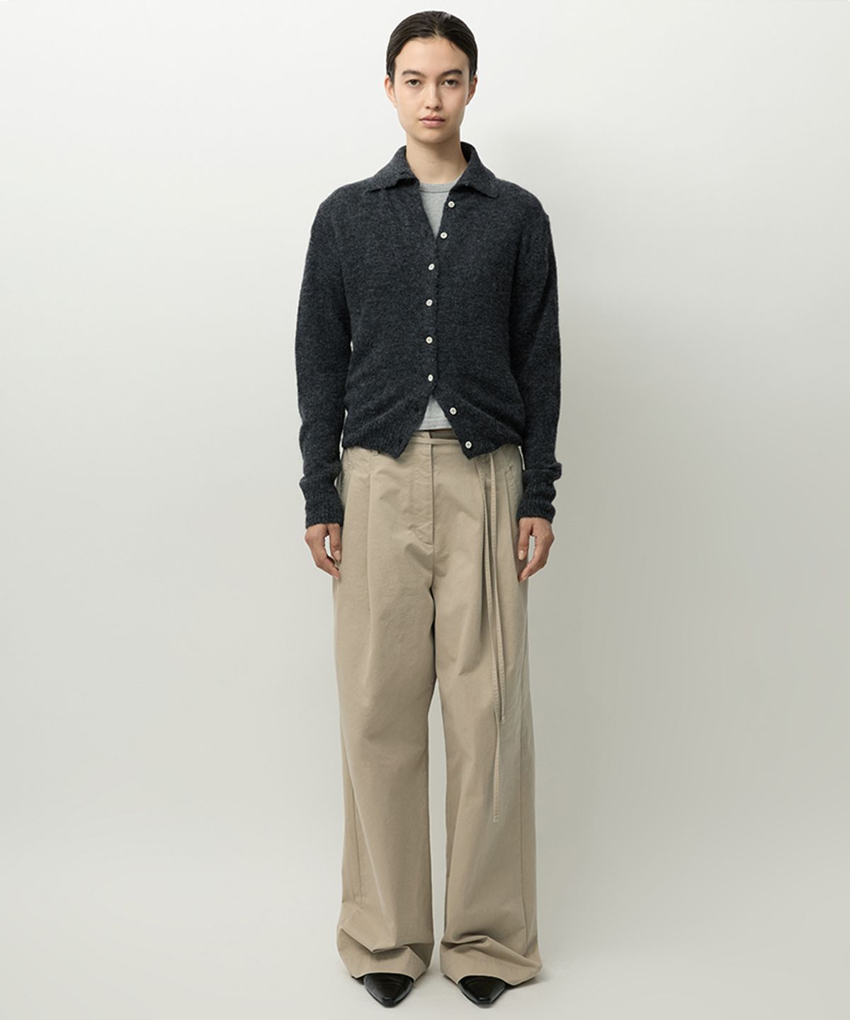 러프사이드 화이트라벨(ROUGH SIDE WHITE LABEL) Highneck Collar Cardigan Charcoal