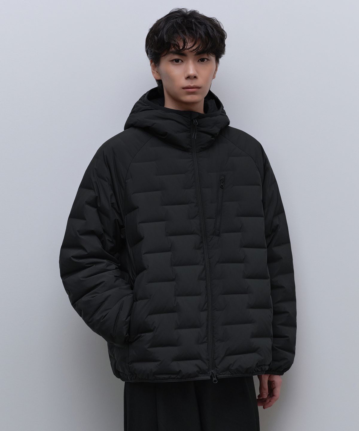 무신사 스탠다드(MUSINSA STANDARD) 브릭 라인 후디드 라이트 다운 재킷 [블랙]